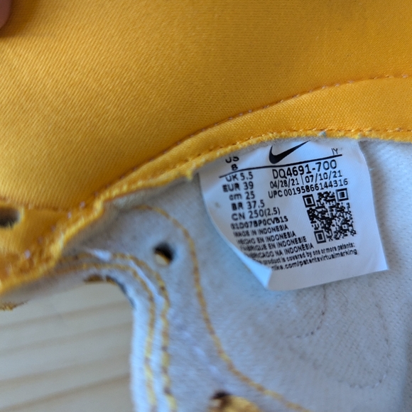 Nike Dunk High. University Gold, Women's 8 - Picture 4 of 5